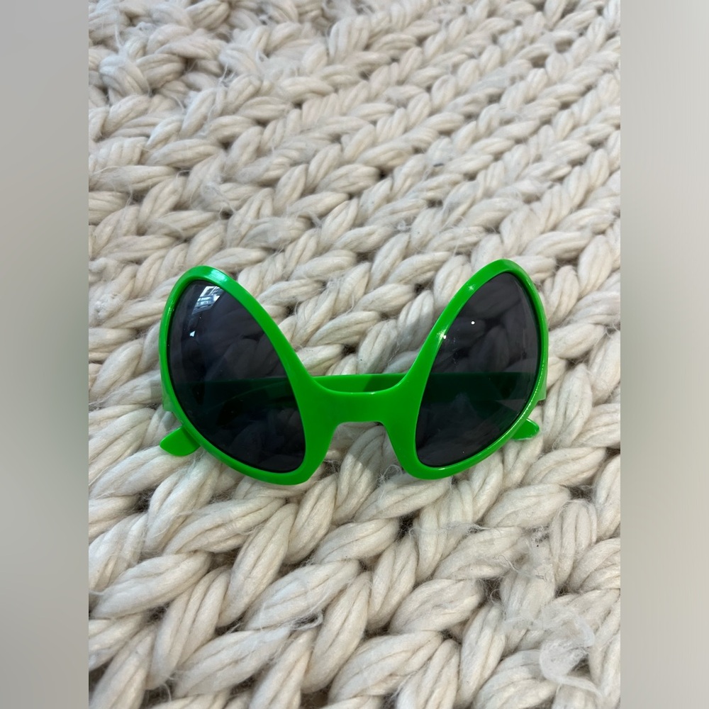 👽 alien sunglasses - 🕶️- one size - unisex - perfect for Halloween - NEW 🛸